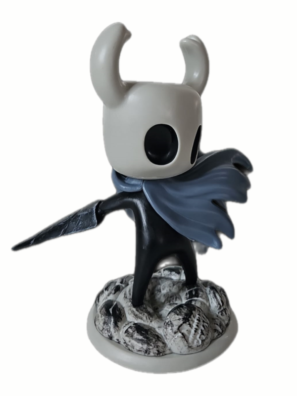 HOLLOW KNIGHT FIGURA 15 CM CON BASE CAJA